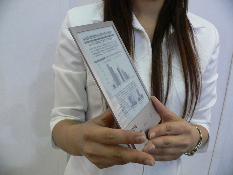 Illustration for article titled Seiko Spectrum Bracelet Watch Uses E-Ink, Looks Scary Cool